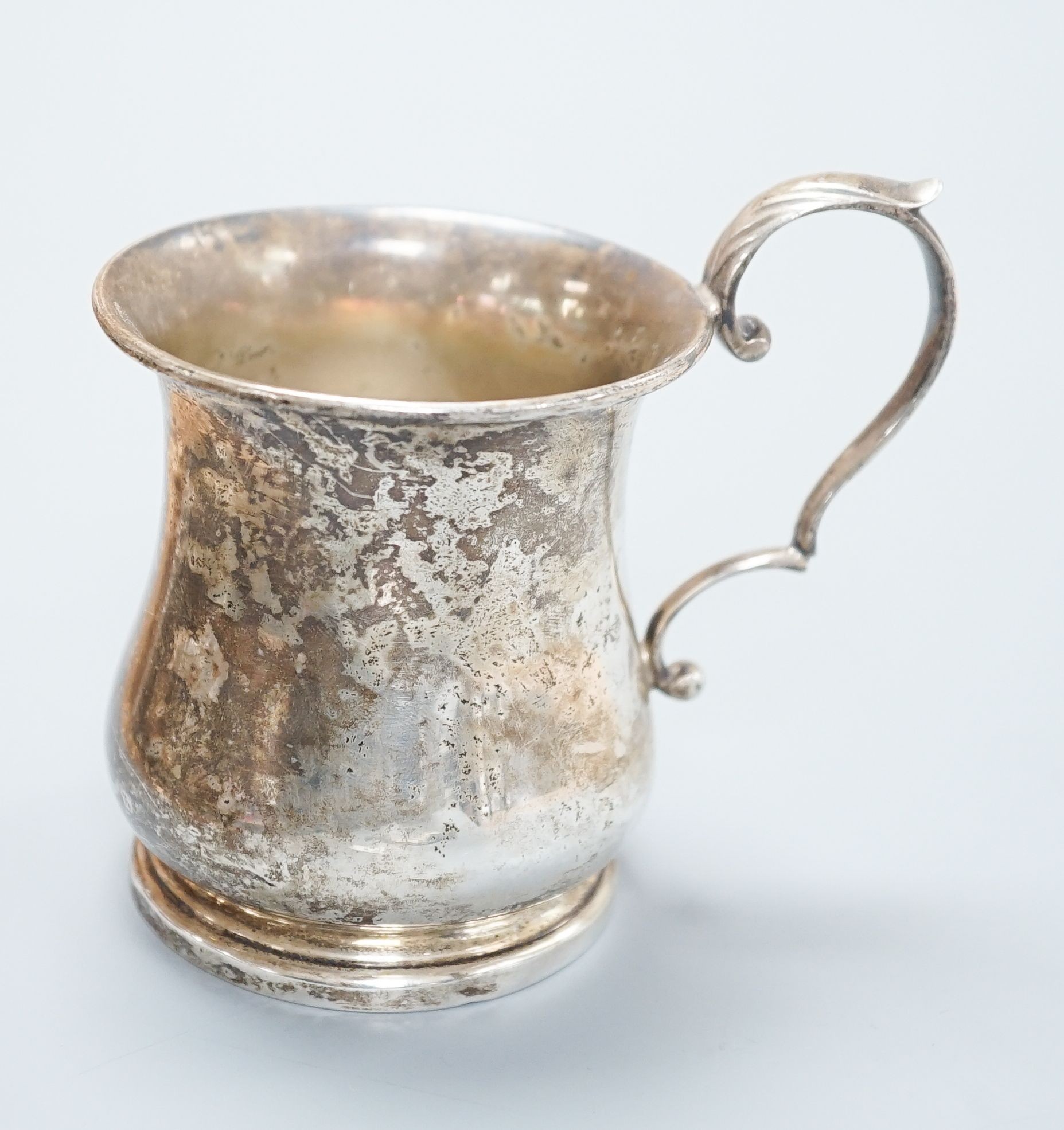 A mid 20th century silver christening mug, Robert Pringle & Sons, London, 1955, 91mm, 103 grams.